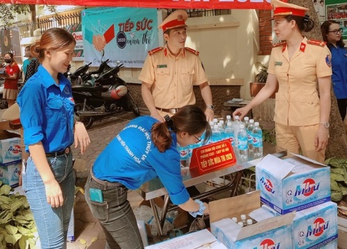 Chiến sĩ cảnh sát giao thông tặng nước mát cho sĩ tử ngay cổng trường thi